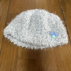 グレーのベビー帽子 カラフルボンボン付き