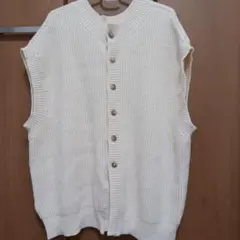 アイボリー ニットベスト ボタン付き