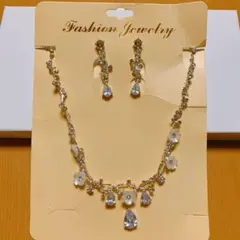 イヤリング　ネックレス　ヘッドアクセサリー2点の4点セット