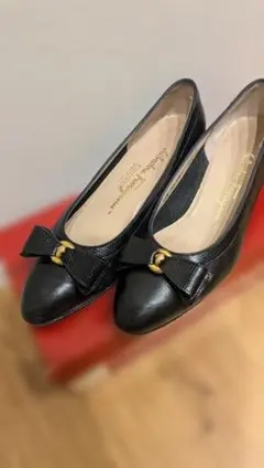 Salvatore Ferragamo ヴァラ　リボンパンプス