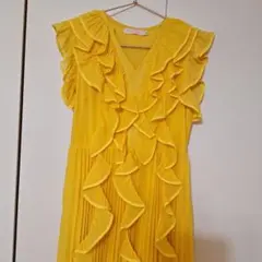 フリル付き黄色マキシドレス
