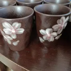 桜模様の湯飲みと急須セット
