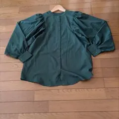 RETRO GIRL ボリュームスリーブ バンドカラーブラウス ダークグリーン