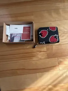 一度のみの使用　COACH いちご柄 二つ折り財布