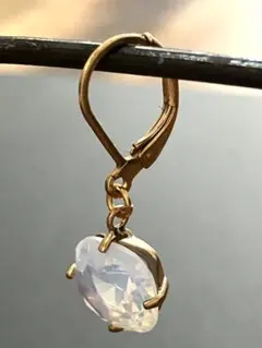 【新品】オパール風 乳白色フックピアス(片耳用)