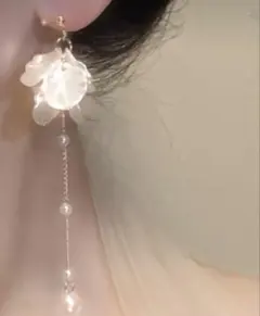 ホワイトパール 花びら型ロングピアス
