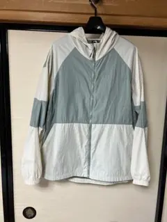 FieldCore グレーとホワイトのウィンドブレーカー