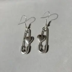 シルバーハート付安全ピンピアス