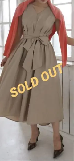 ベージュ ウエストリボン ミディ丈ドレス