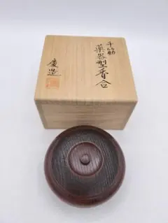 鉄製 鍔 花模様 信次刻印 木箱付き 梅柄 希少 鉄製 鍔 花模様 信次刻印 木箱付き 梅柄 希少 - メルカリ
