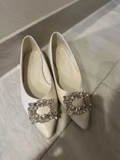 ランダ　ビジュー付きホワイトポインテッドトゥフラットシューズ