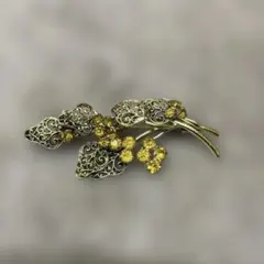 金色の花と葉のブローチ