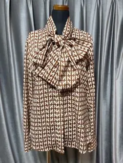 美品　ナラカミーチェ　幾何学プリント　ボウタイ　長袖ブラウス　ブラウン