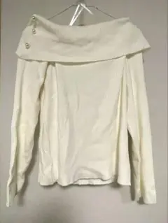新品　タグ付き　オフショルダー　アイボリーセーター　パールボタン付き