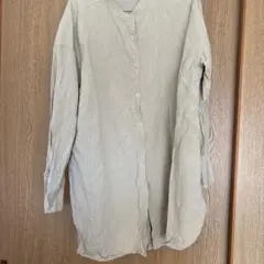 ベージュのボタン付き長袖シャツ