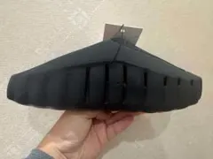 青いスリムフィットデニムパンツ