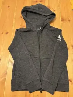 adidas ダークグレー パーカー 130