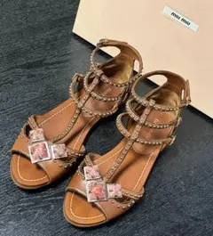 美品　MIU MIU トライバックルストラップ　フラット サンダル ブラウン36のサムネイル