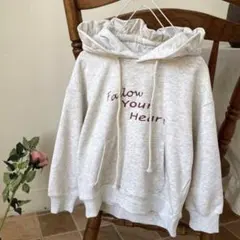 【新品未使用】フリルフードデザイン英字パーカー 100サイズ