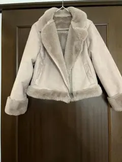 薄いピンク ムートンコート