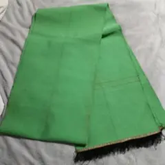 鮮やかな緑色の布地 フリンジ付き