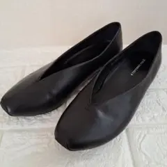 美品 yuko imanishi + 40 フラットシューズ Vカット レザーのサムネイル