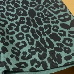 豹柄コットンツイル生地　グリーン　レオパード柄