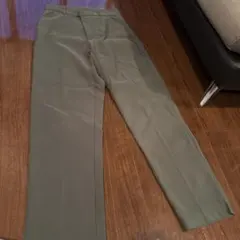 カーキ