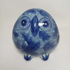青い花柄のフクロウ型置物