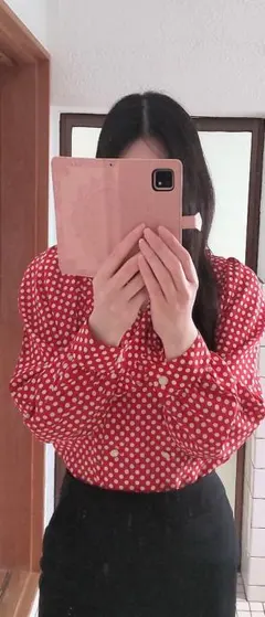 ブラウス　長袖　水玉　レッド　ボタン留め