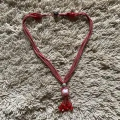 赤いビーズタッセルネックレス