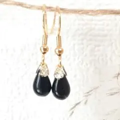 ブラックのチェコドロップ一粒ピアス