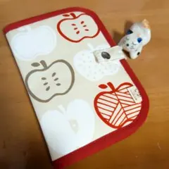 ハンドメイド　リンゴ柄　お薬手帳　通帳ケース、マルチケース