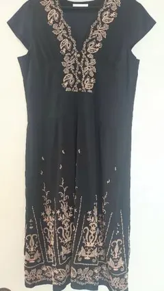 Cara ディノス 黒 ベージュ刺繍 半袖 膝丈ワンピース Lのサムネイル
