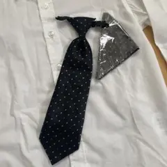 ネクタイ付きホワイトシャツ