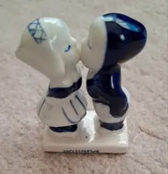 陶器製置物、かわいい男の子と女の子のキス