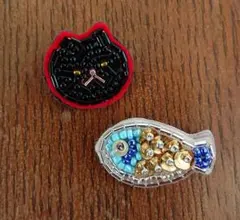 ビーズ刺繍ブローチ 黒猫と魚