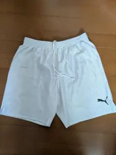 Puma ホワイト ショートパンツ