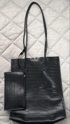 ZARA クロコダイルパターンの黒いクトートバッグのサムネイル