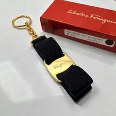 美品 フェラガモ ヴァラ金具 箱付 キーリング ブラック ロゴ 刻印