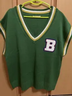 緑のニットベスト 刺繍入り