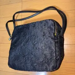 marie claire｜マリクレール｜アラベスク模様 刺繍 四角いハンドバッグ