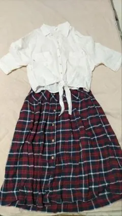 白半袖シャツとチェック柄スカートセット