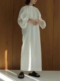 レース刺繍入りホワイトワンピース