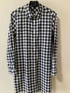 ネイビーとホワイトのチェック柄長袖シャツ