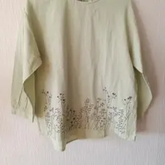 花柄刺繍の長袖シャツ 薄緑色