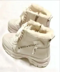 ホワイトファー付きハイカットブーツ