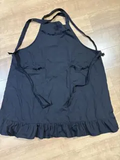 黒いフリル付きエプロン