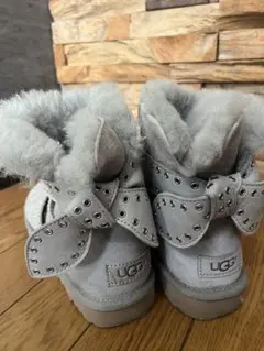 UGG グレー スタッズ付きムートンブーツ　23センチ