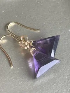 天然石　ピアス　（ピラミッド型）フローライト